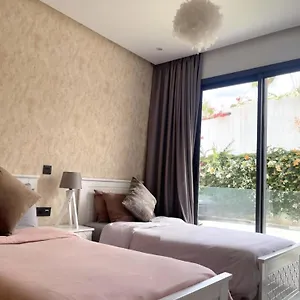 2 Bedrooms With Huge Terrace Access To The Pool Apartment